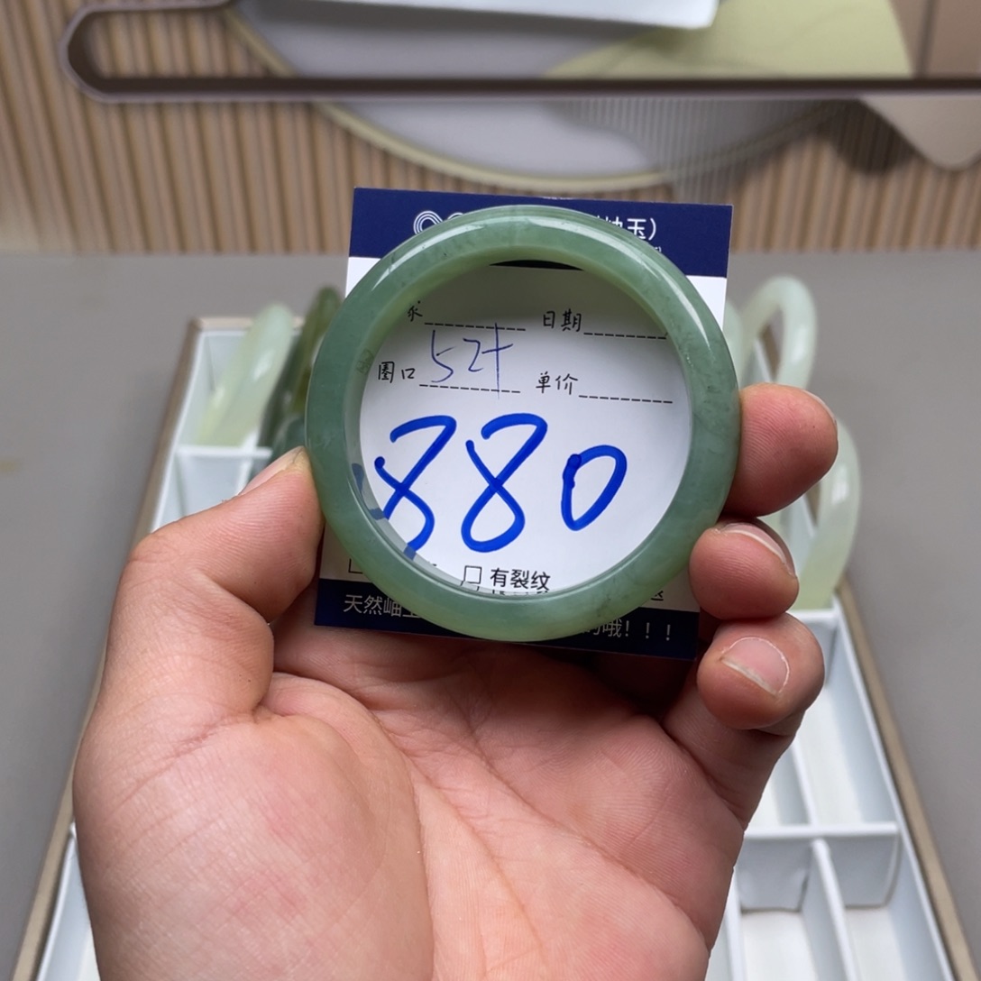 岫玉手镯手镯未镶嵌