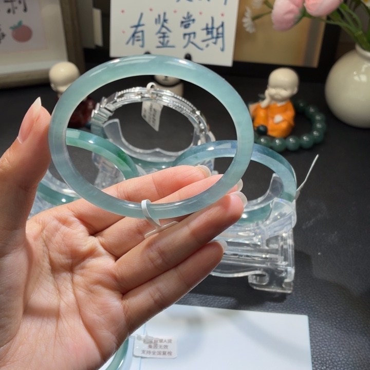 翡翠未镶嵌手镯淡冰蓝圆条