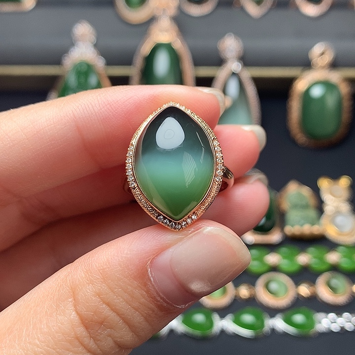 卉***言和田玉18K金镶嵌戒指