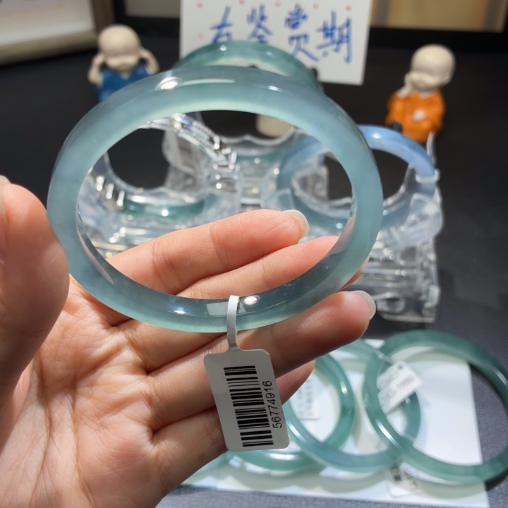M***s翡翠未镶嵌手镯高冰蓝