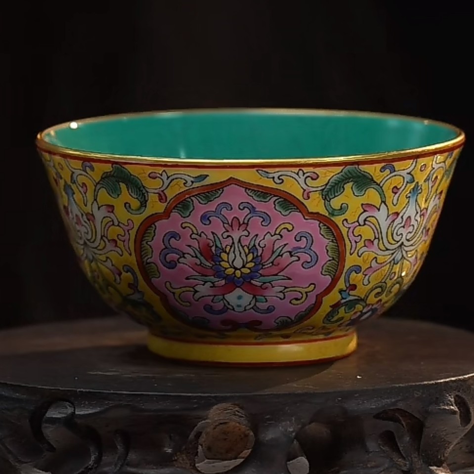 内松石绿釉外粉彩开窗西番莲纹杯