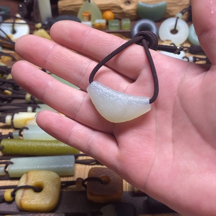 蛇纹石玉挂件未镶嵌