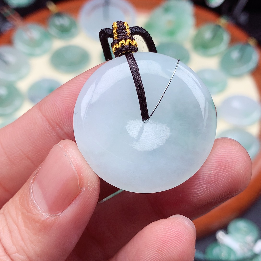 翡翠颈饰未镶嵌平安扣