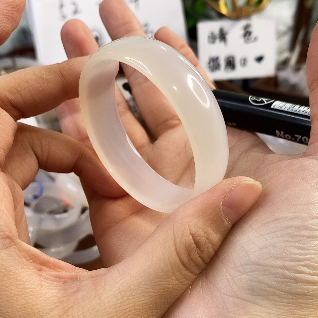 玛瑙/玉髓未镶嵌手镯C312。52.5圈。瑕