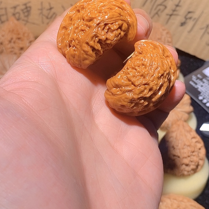 文玩核桃手把件鹰钩嘴