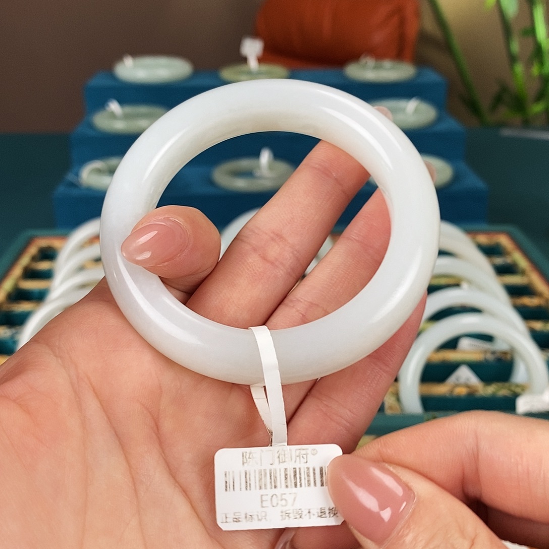 和田玉未镶嵌手镯E057