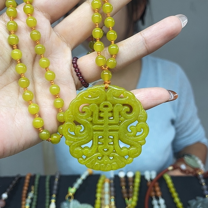 蛇纹石玉未镶嵌颈饰