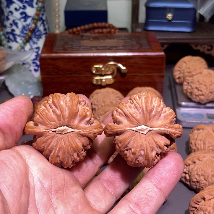 桃核把件贰***畫白狮子核桃