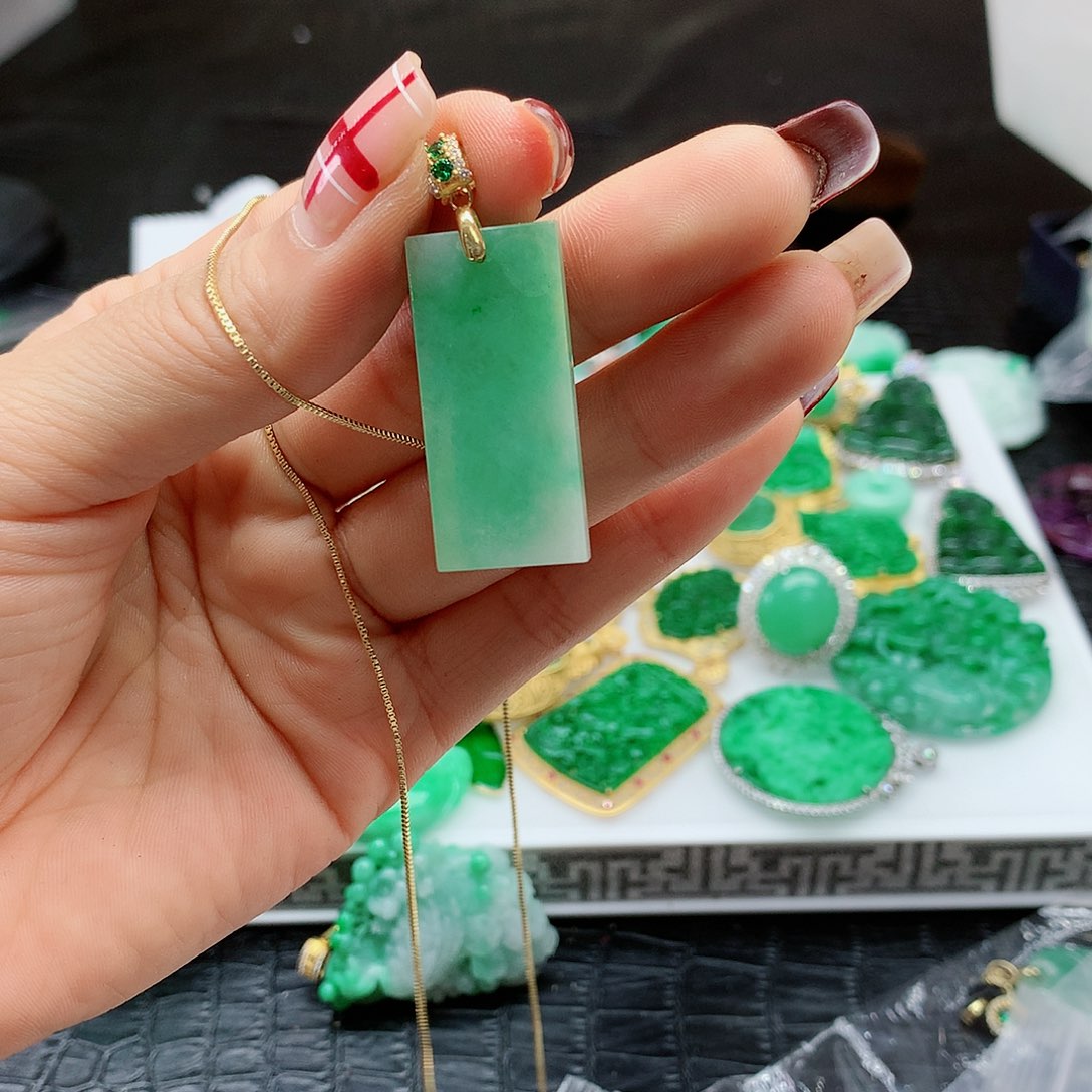 【闪购商品】翡翠吊坠(赠链)未镶嵌