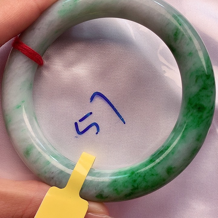 翡翠手镯未镶嵌翡翠