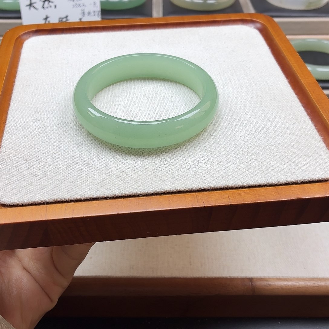 谷***人石英质玉未镶嵌手镯