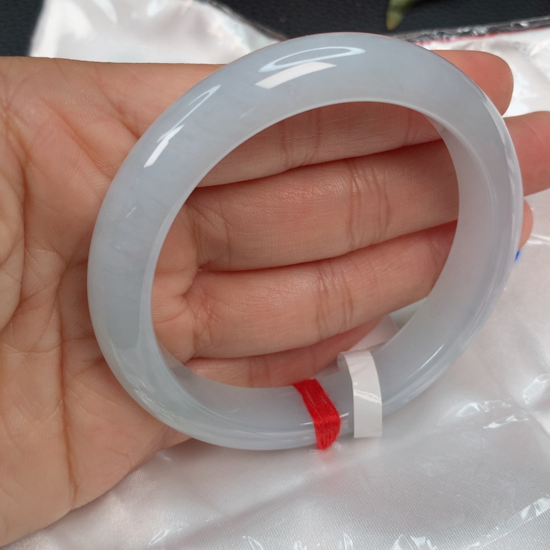 翡翠手镯未镶嵌…………….