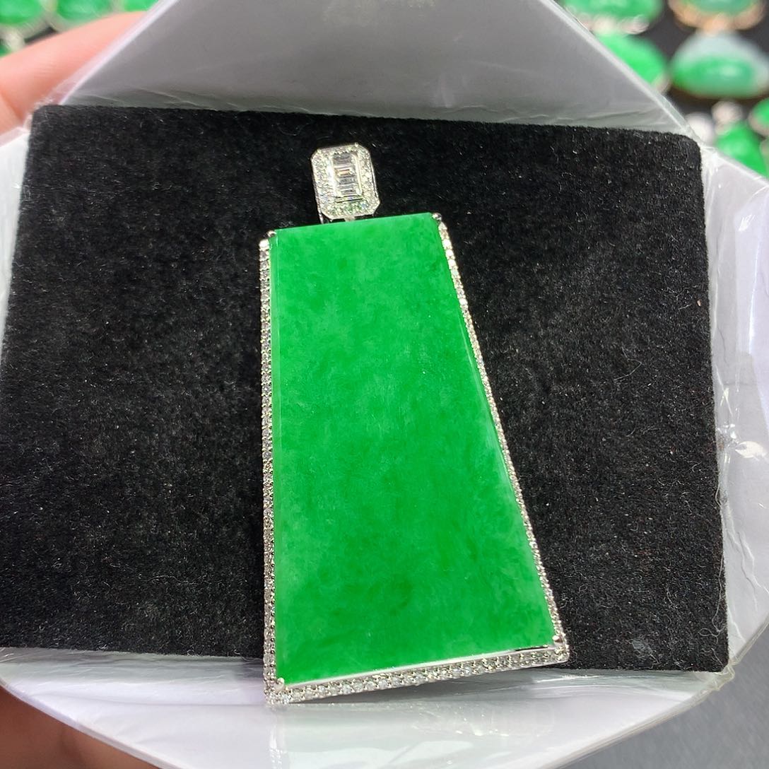 翡翠吊坠(赠链)18K金镶嵌