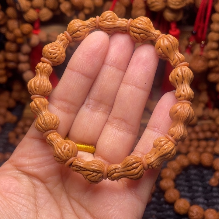 木质类龙纹桃枭挂件