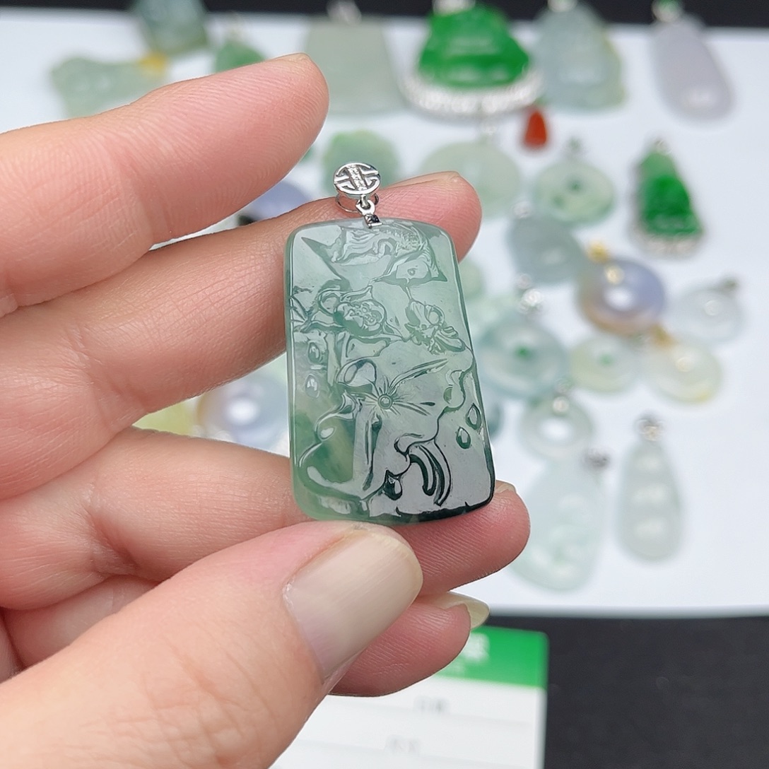 翡翠18K金镶嵌颈饰年年有余