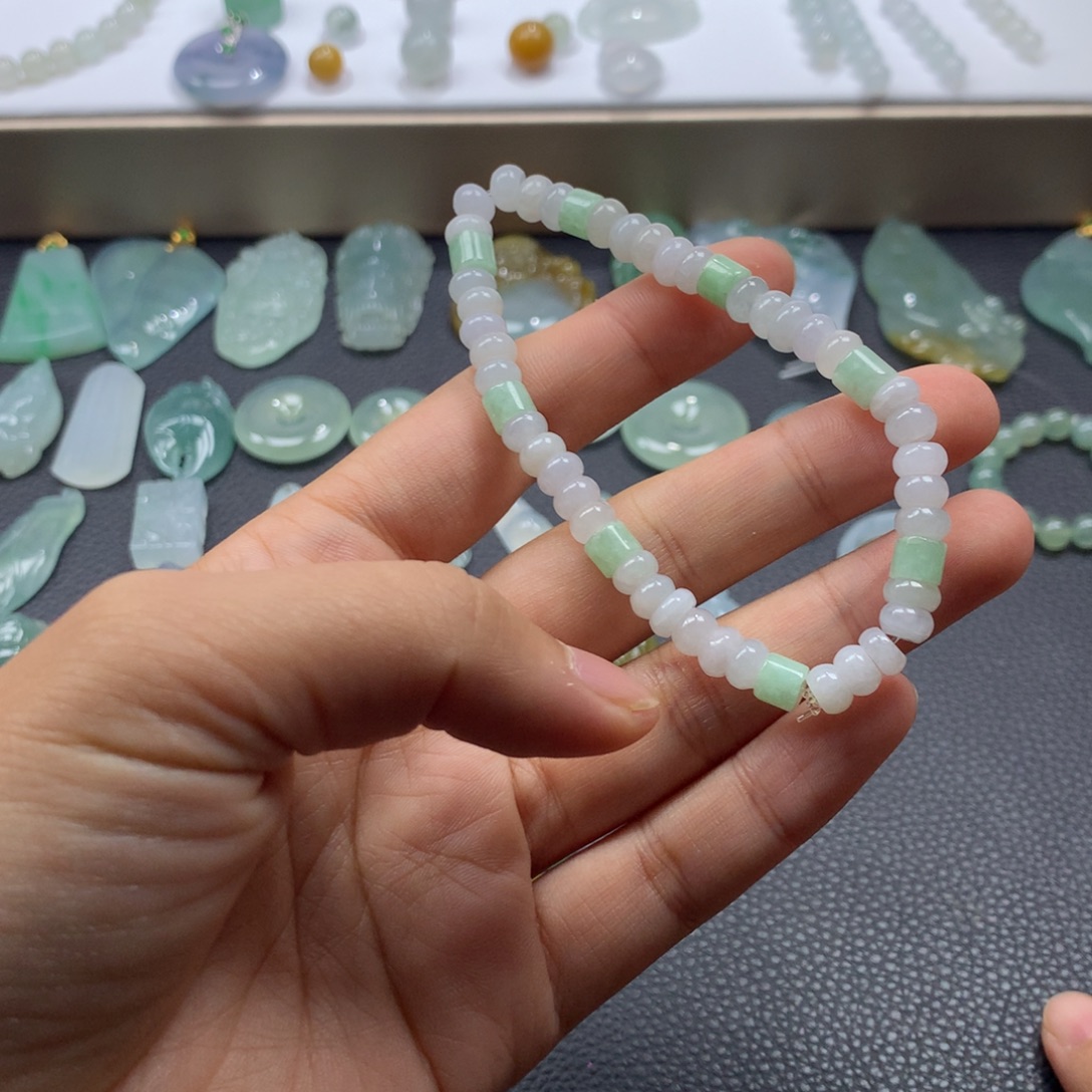 蔷***薇翡翠未镶嵌颈饰手串