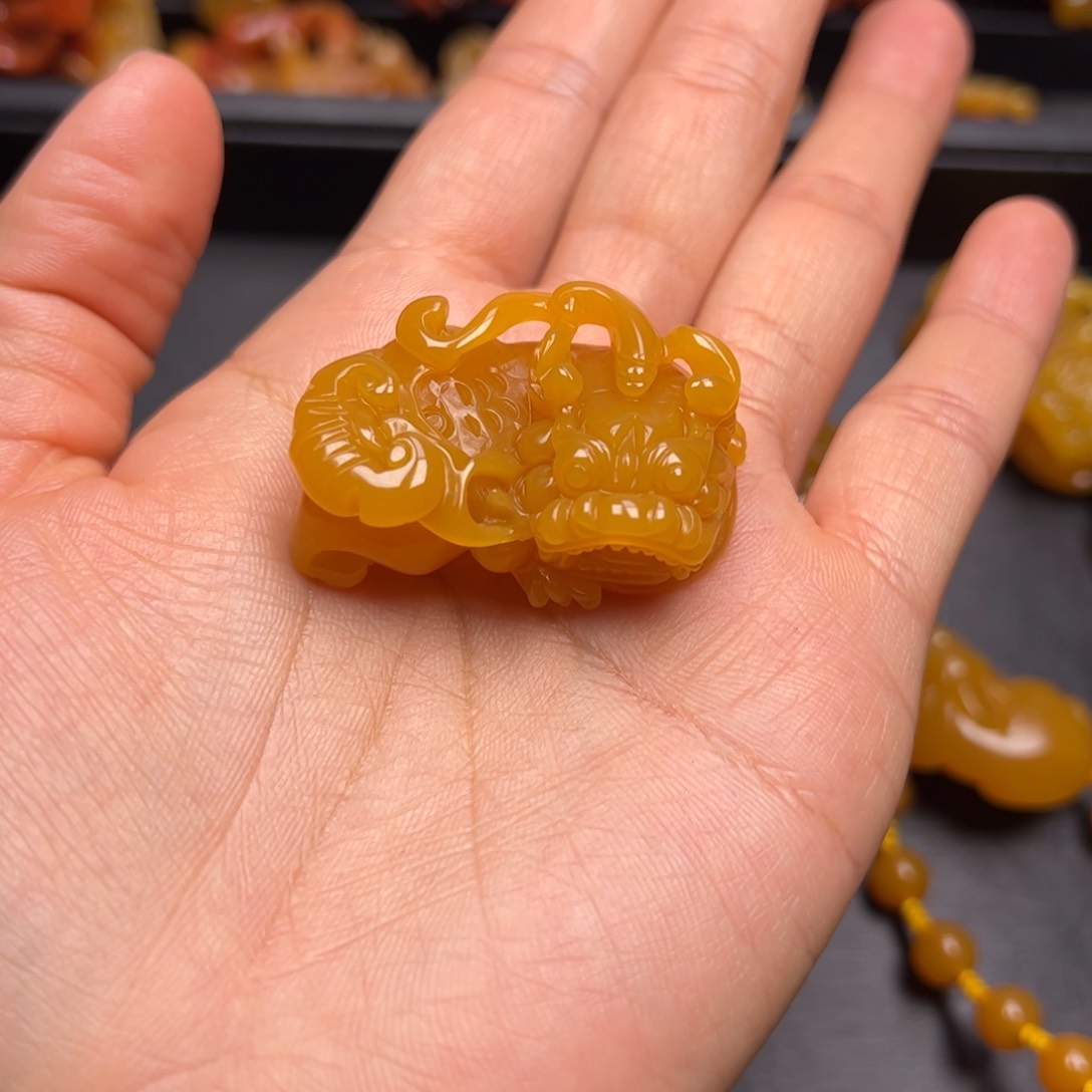 石英质玉（黄龙玉）颈饰未镶嵌定*