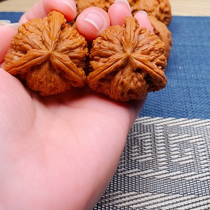 用***7文玩核桃吊坠三棱