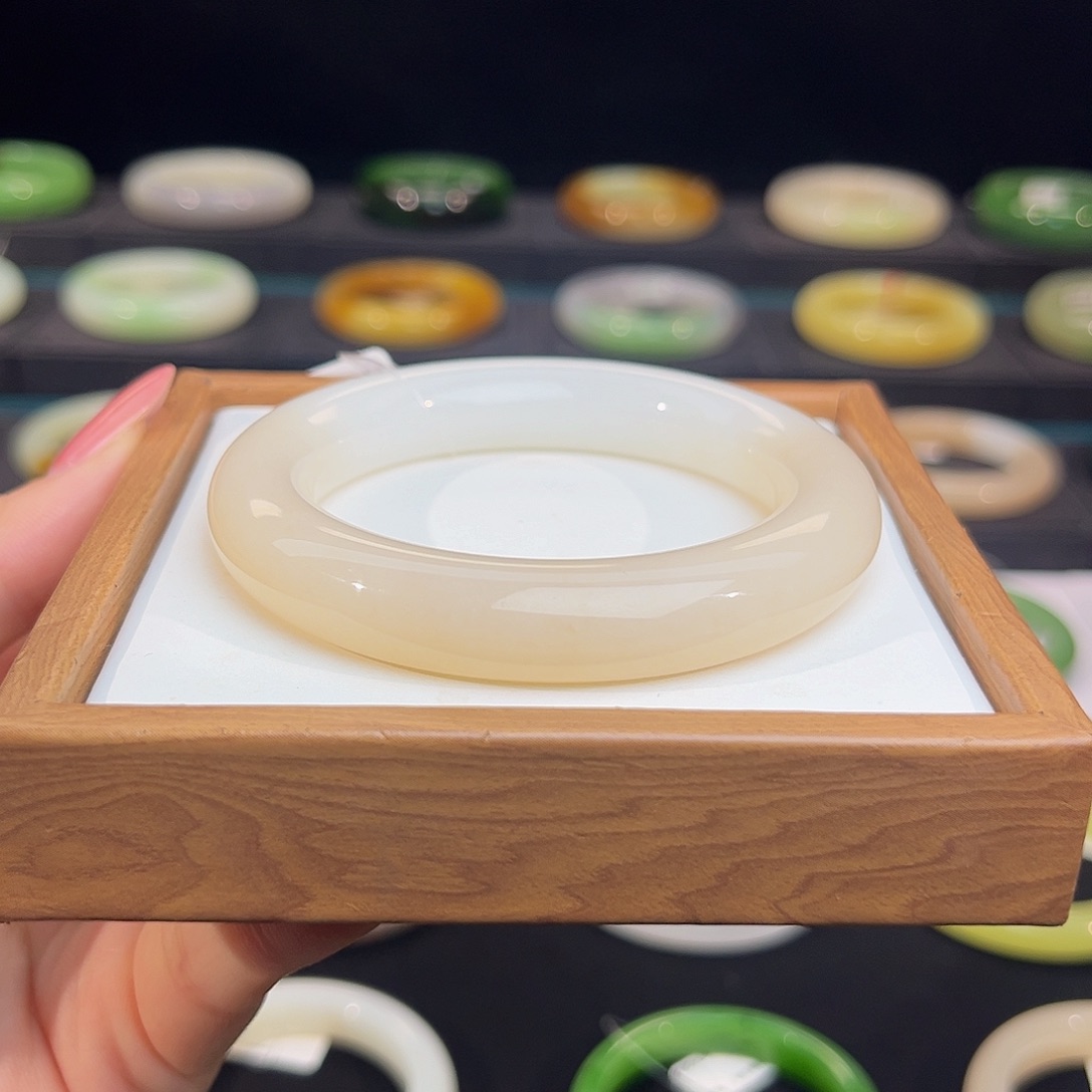 未镶嵌手镯和田玉樱花嫩粉白