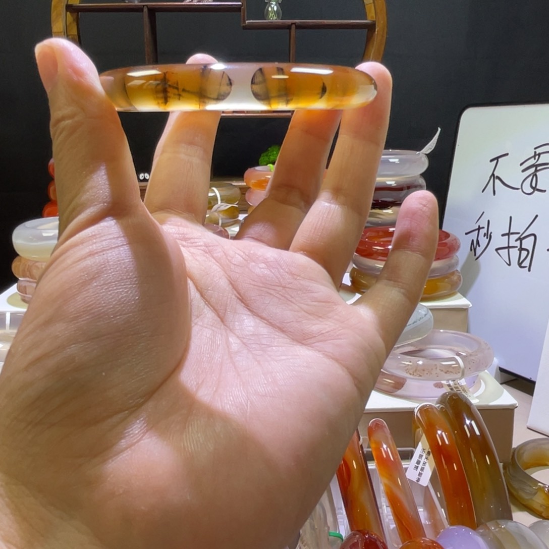 兰***果玛瑙/玉髓手镯未镶嵌