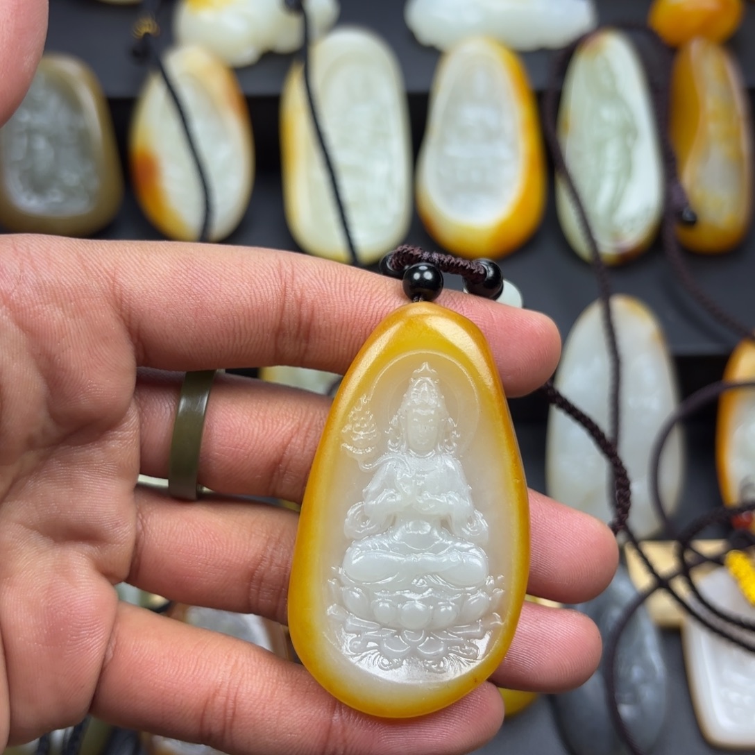 米***莱和田玉未镶嵌颈饰