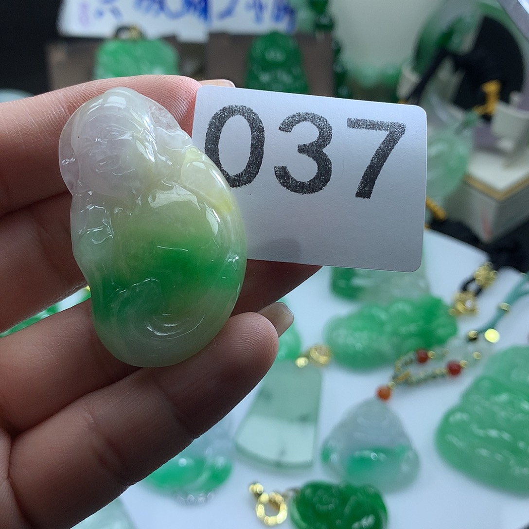翡翠未镶嵌吊坠(赠链)