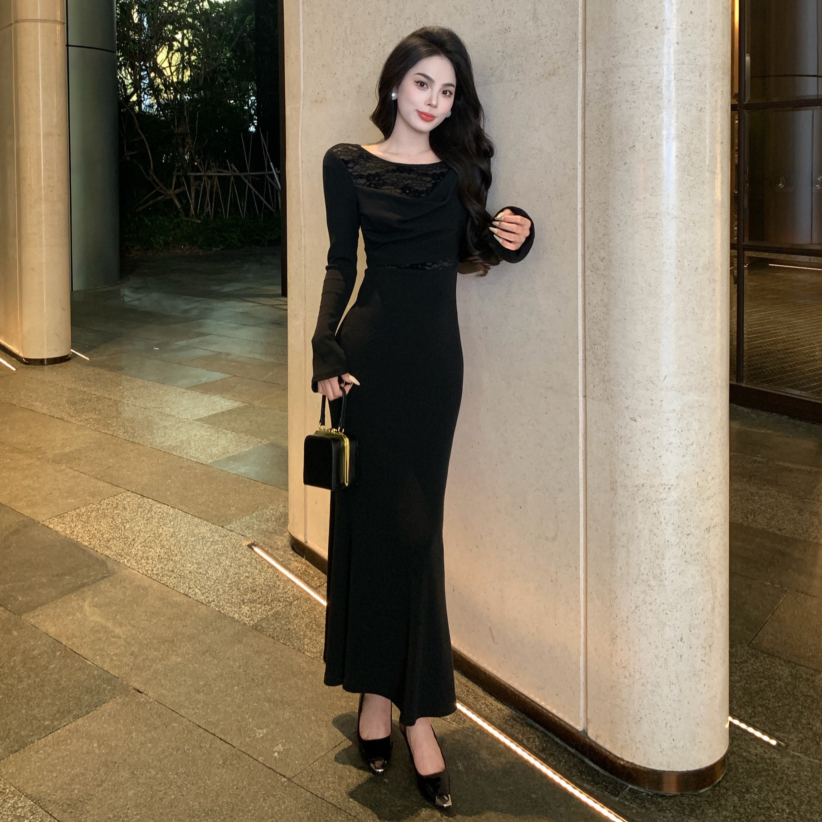 秋冬新款设计感辣妹性感小一字领极简拼接蕾丝褶皱连衣裙女