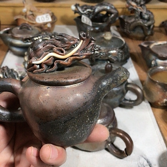 瓷片微瑕的龙茶壶