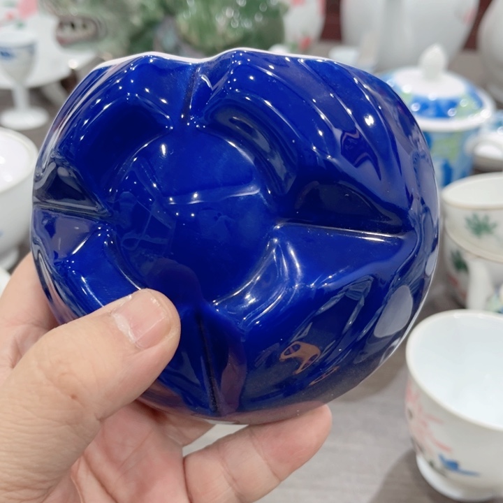 碟釉下五彩的瓷器在瓷器