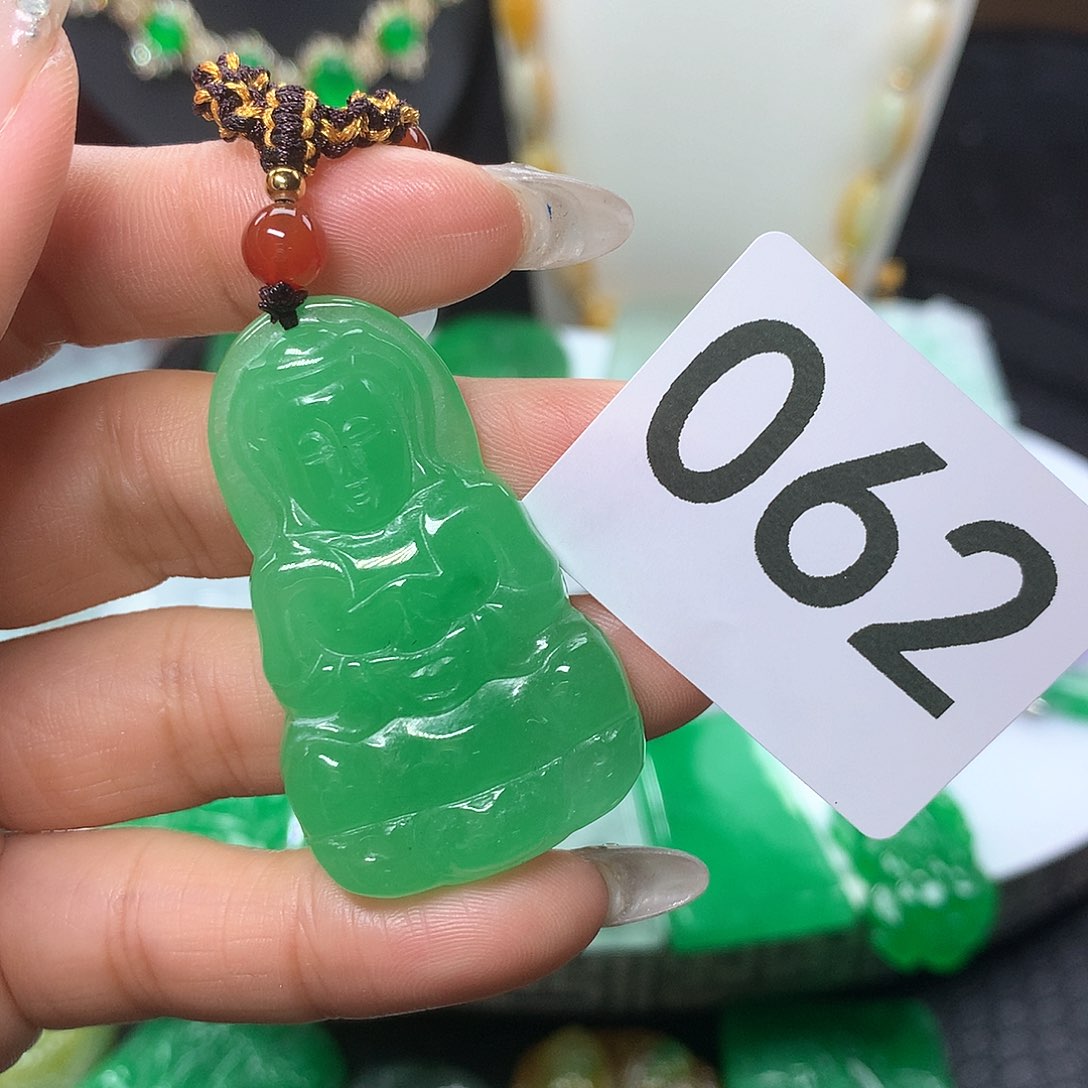 翡翠吊坠(赠链)未镶嵌