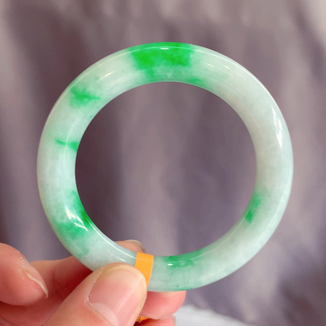 翡翠手镯未镶嵌缅甸翡翠，圆条