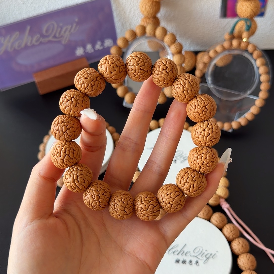 张***林铁扇公主桃核吊坠