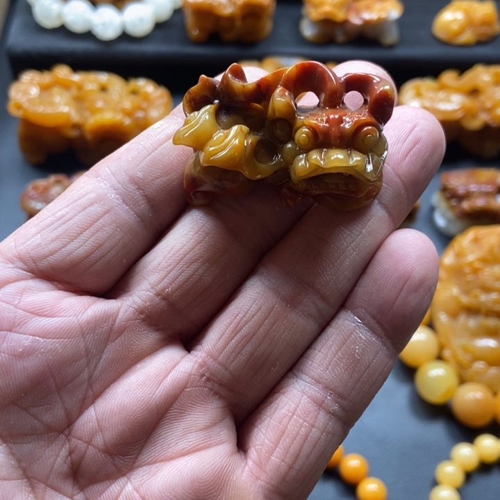 石英质玉（黄龙玉）未镶嵌颈饰