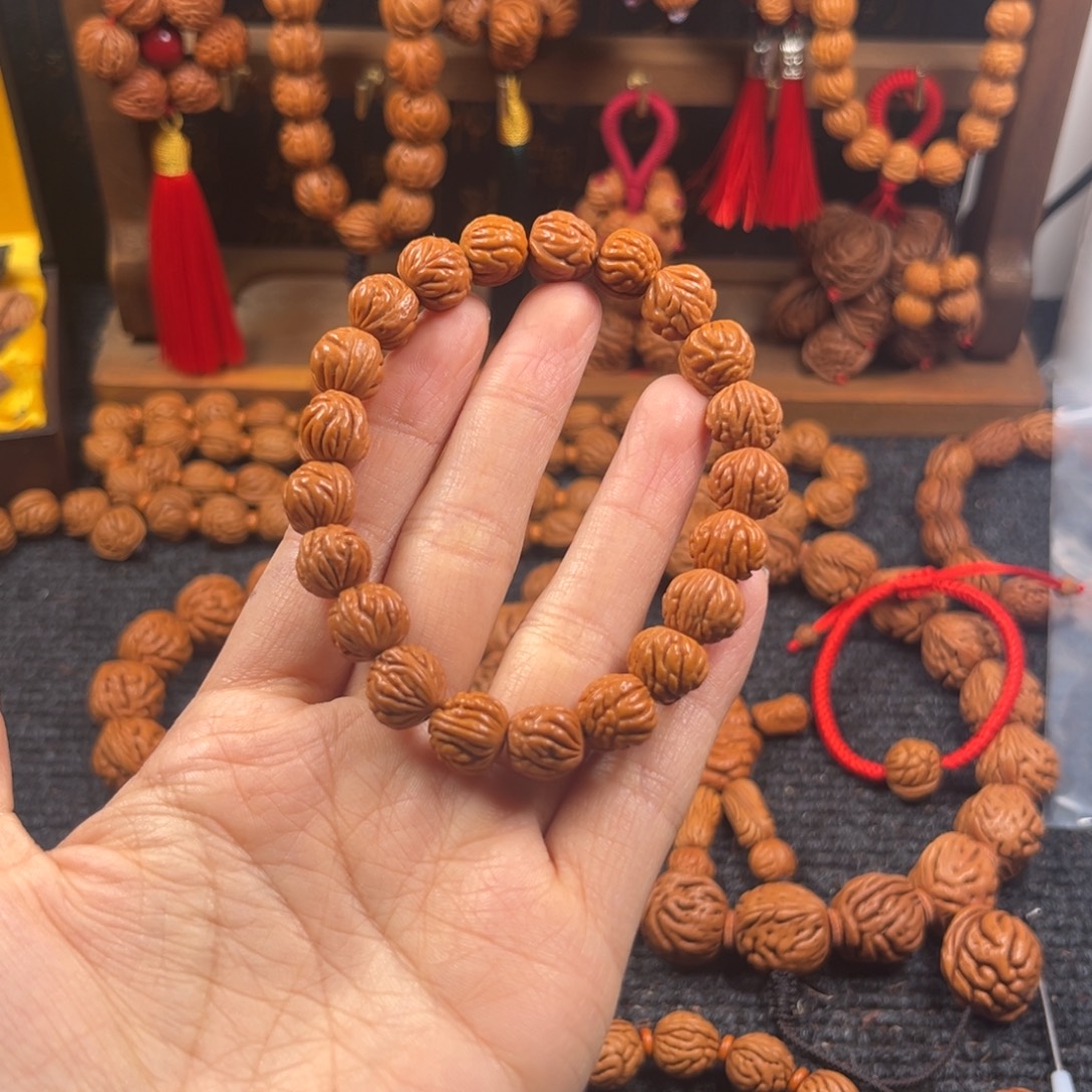 闫***房吊坠桃核桃枭手串L1
