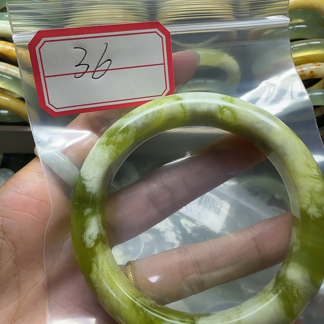 川***子蛇纹石玉未镶嵌颈饰