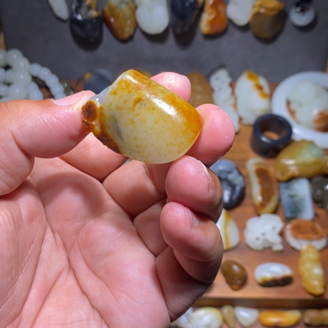 和田玉颈饰未镶嵌?