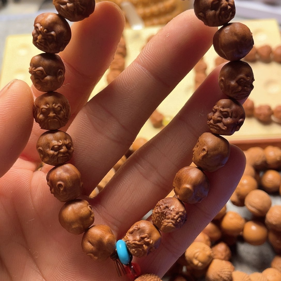 龙纹桃核雕刻静心罗汉小尺寸