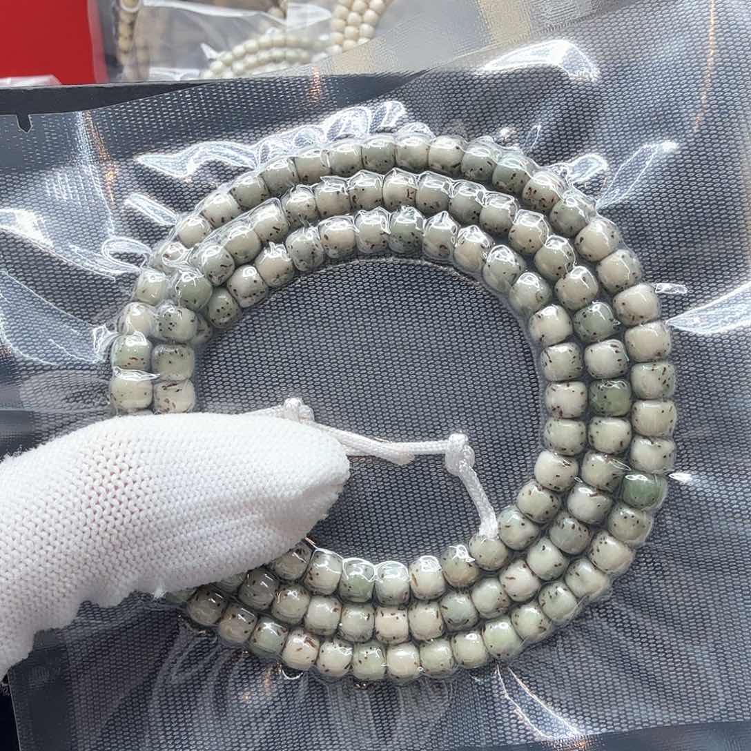 星月菩提吊坠7糯冰绿背河豚6左右 108