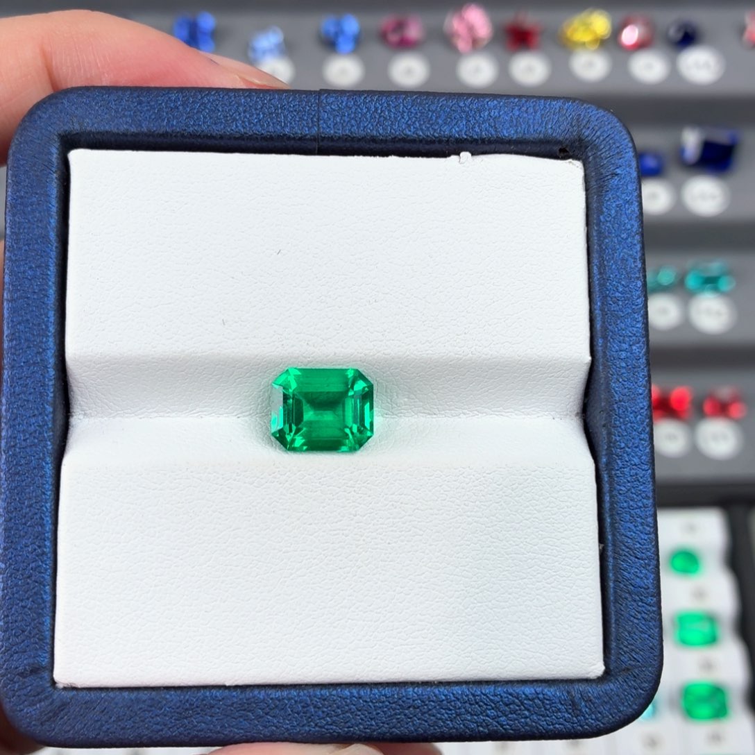 B***i合成（培育）祖母绿裸石3ct