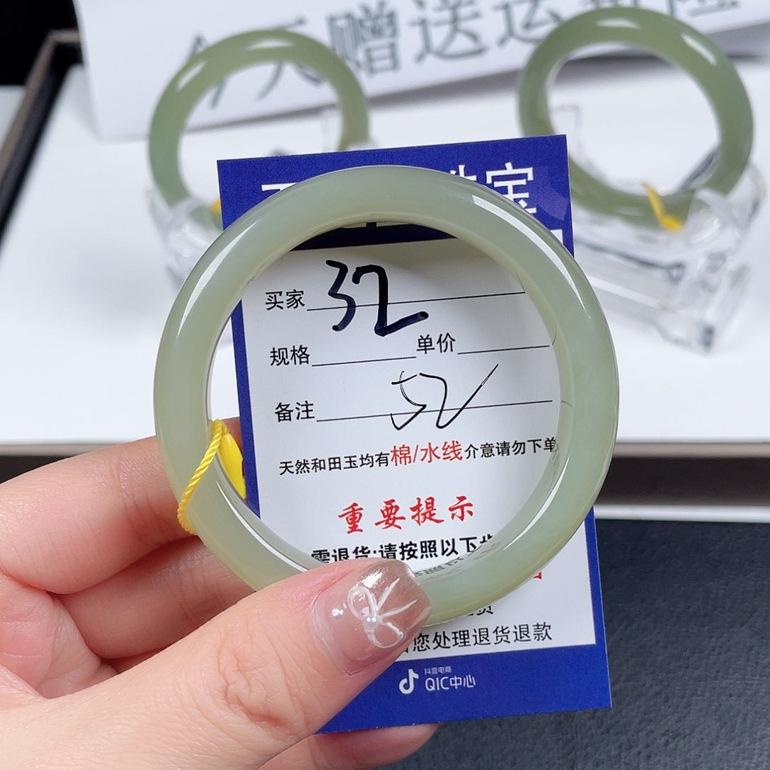 和田玉手镯未镶嵌一***?