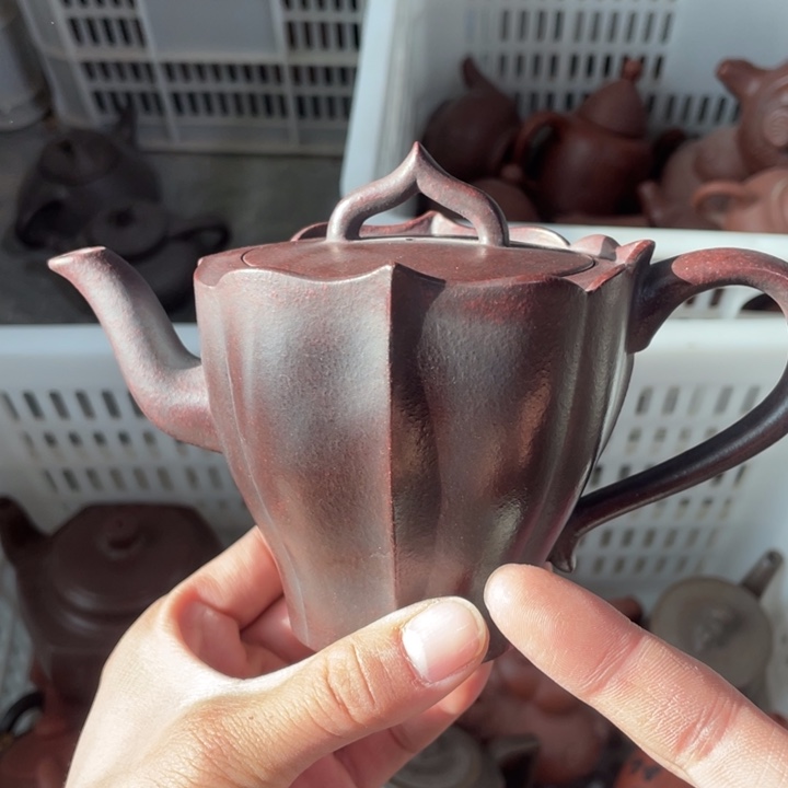 老厂紫砂壶一件。