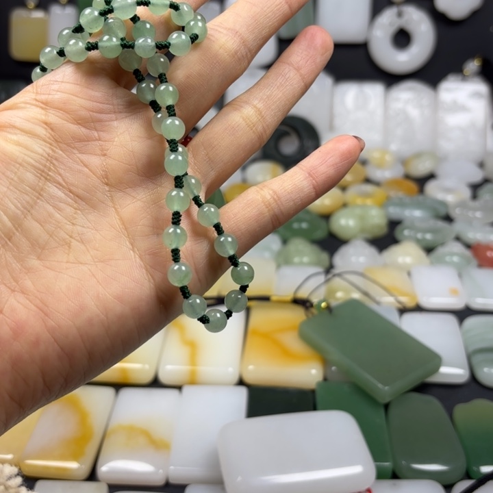 曹***看石英质玉（金丝玉）未镶嵌颈饰