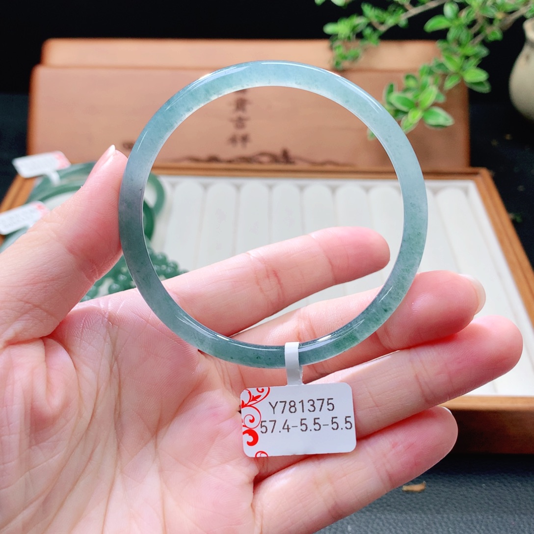 未镶嵌手镯（圆镯）翡翠