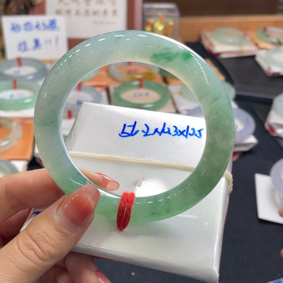 翡翠手镯未镶嵌56.2yuan