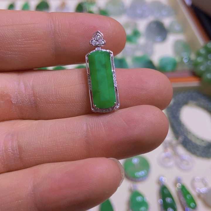 翡翠颈饰18K金镶嵌平安牌