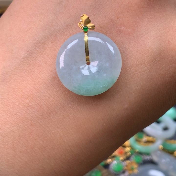 翡翠18K金镶嵌颈饰平安扣