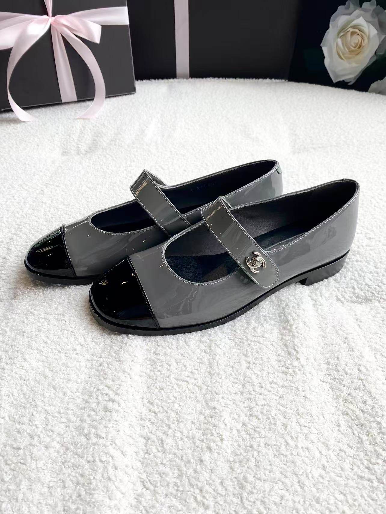 未使用 Chanel/香奈儿  zz304 双C logo拼色玛丽珍鞋 37.5码 鞋盒