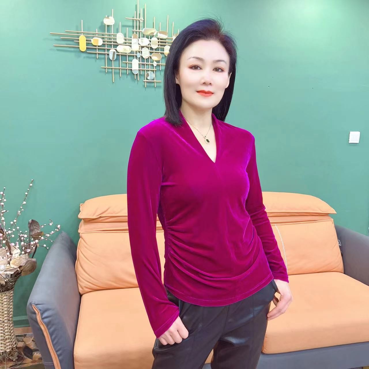 妈妈装春秋气质上衣洋气通用修身时尚打底显瘦丝绒v领小衫