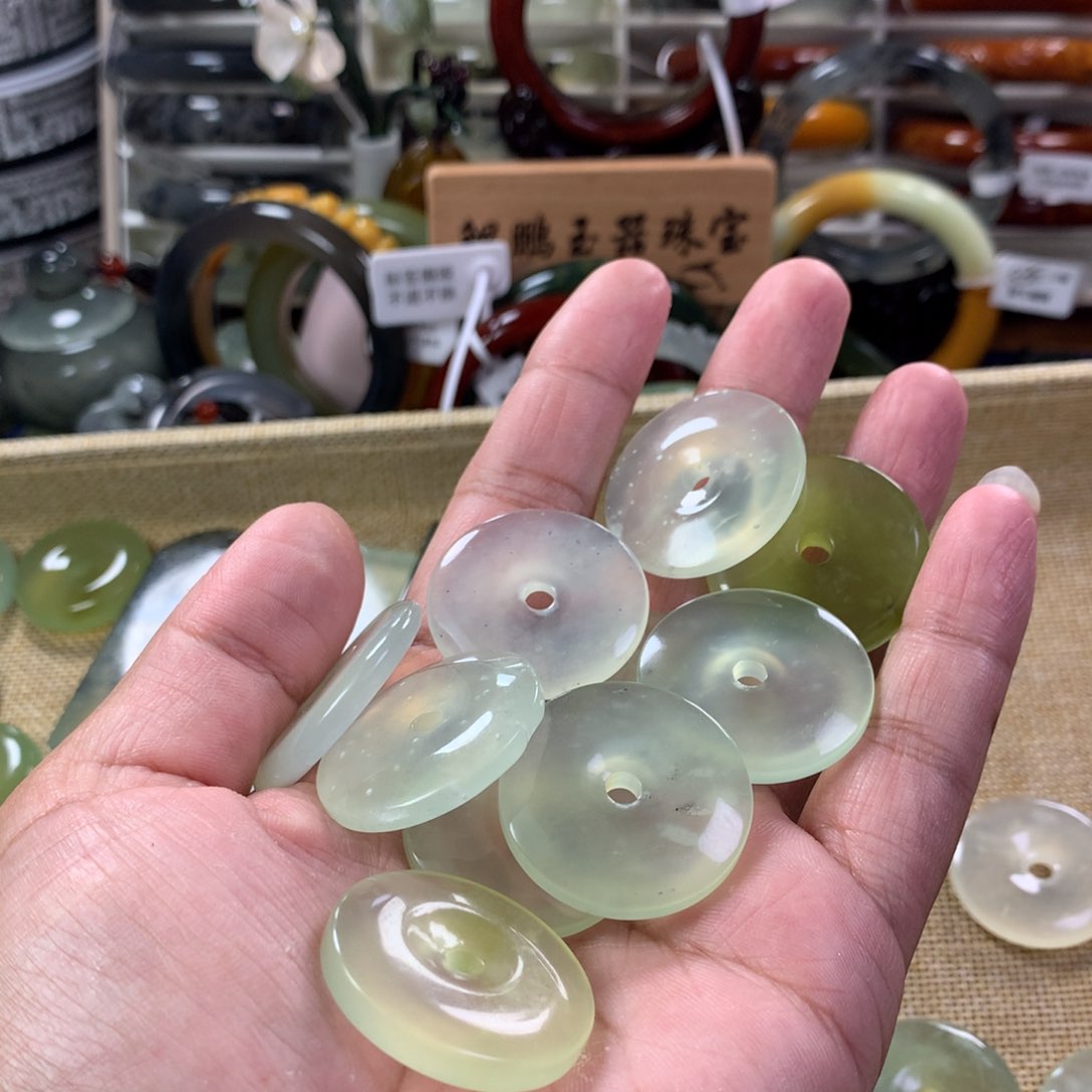 蛇纹石玉颈饰未镶嵌