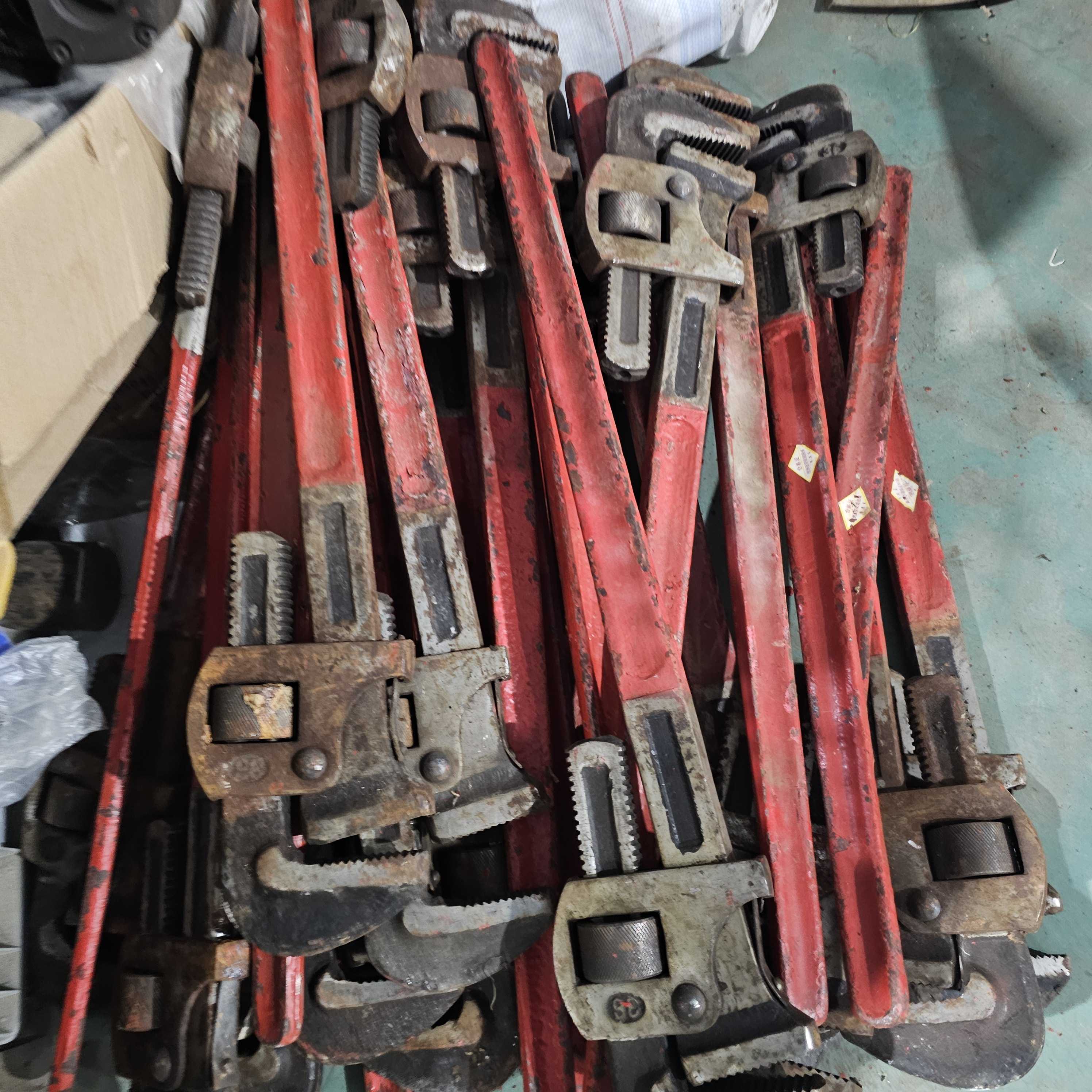 老货红色36寸管钳一把